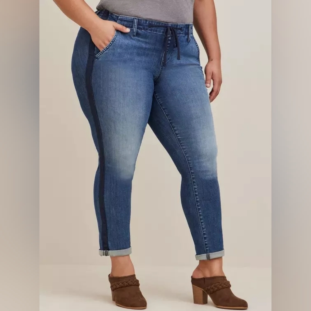 Torrid Pull-On Boyfriend Straight Super Soft Mid-Rise Jean Plus Size 2